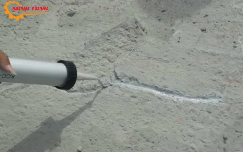 Bơm keo epoxy xử lý nứt sàn bê tông