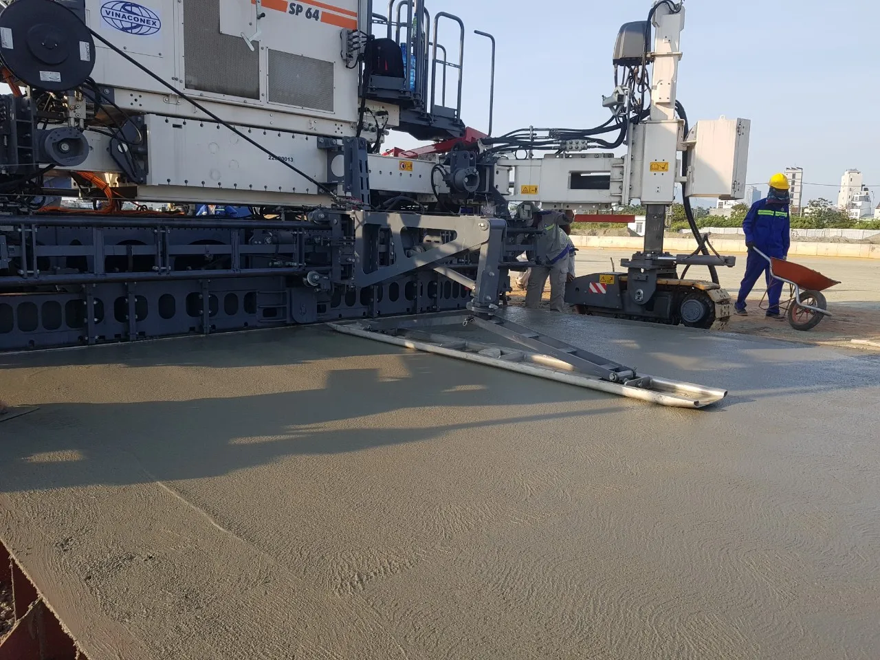 Máy trải bê tông SP64 với khả năng thi công linh hoạt