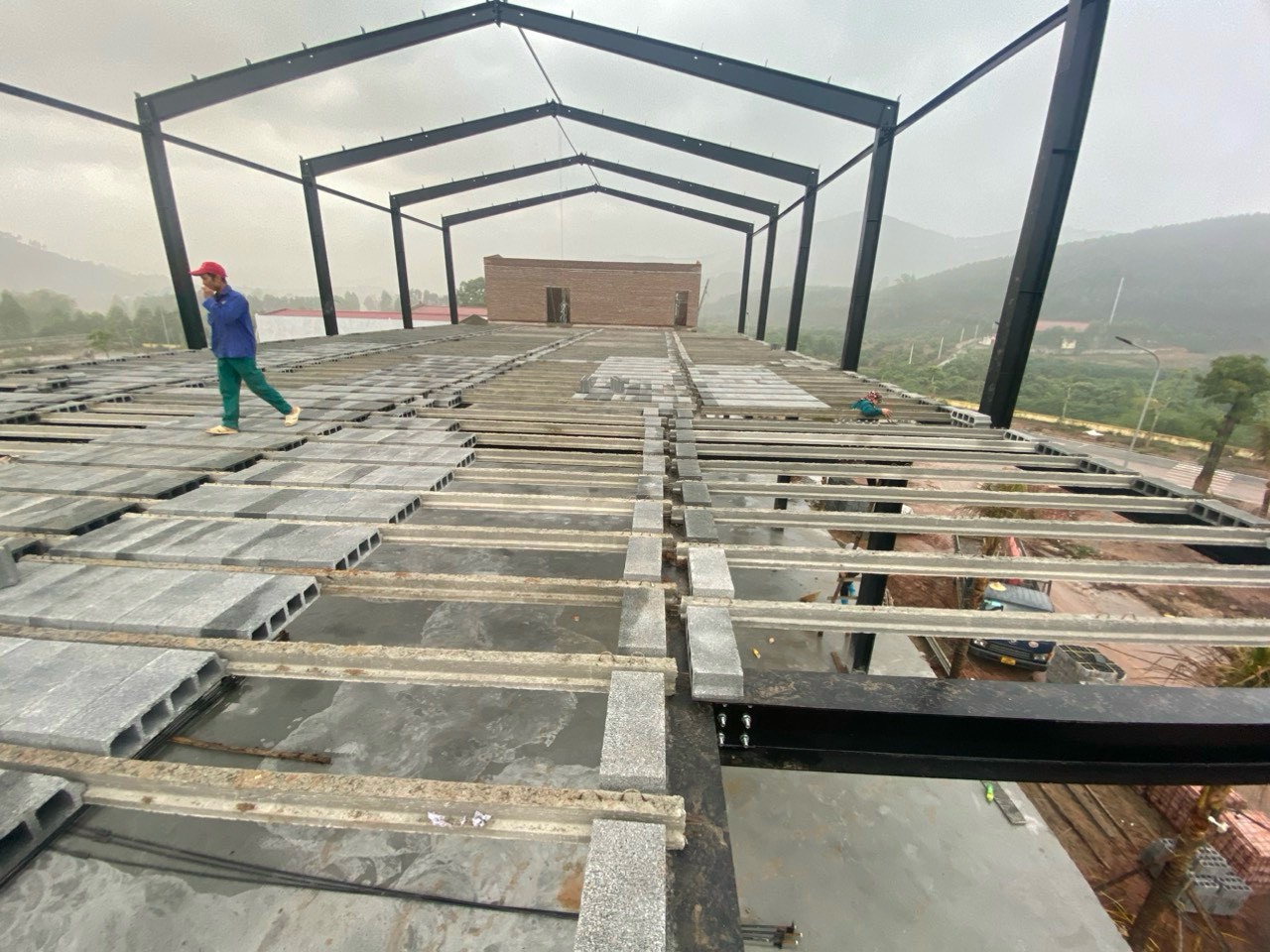 Nhà Khung Thép Sàn Bê Tông Nhẹ: Giải Pháp Xây Dựng Tối Ưu