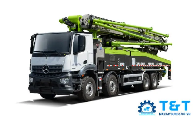 Xe bơm bê tông cần dài Zoomlion 56m hoạt động tại công trường