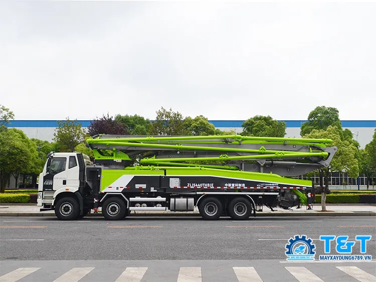 Cận cảnh đốt cần của xe bơm bê tông cần dài