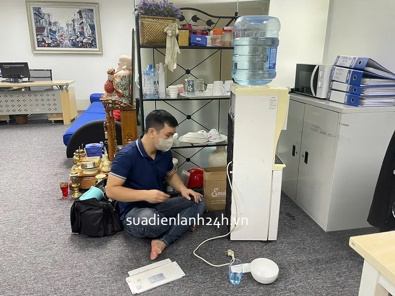 Kỹ thuật viên thực hiện sửa chữa cây nước nóng lạnh tại hiện trường