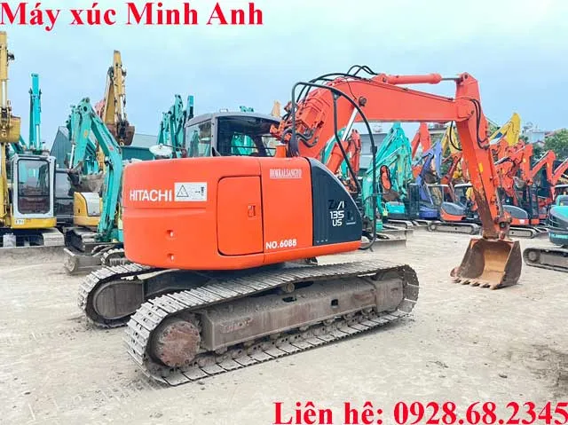 Máy xúc mini Hitachi ZX30 đang thi công tại công trình nội đô