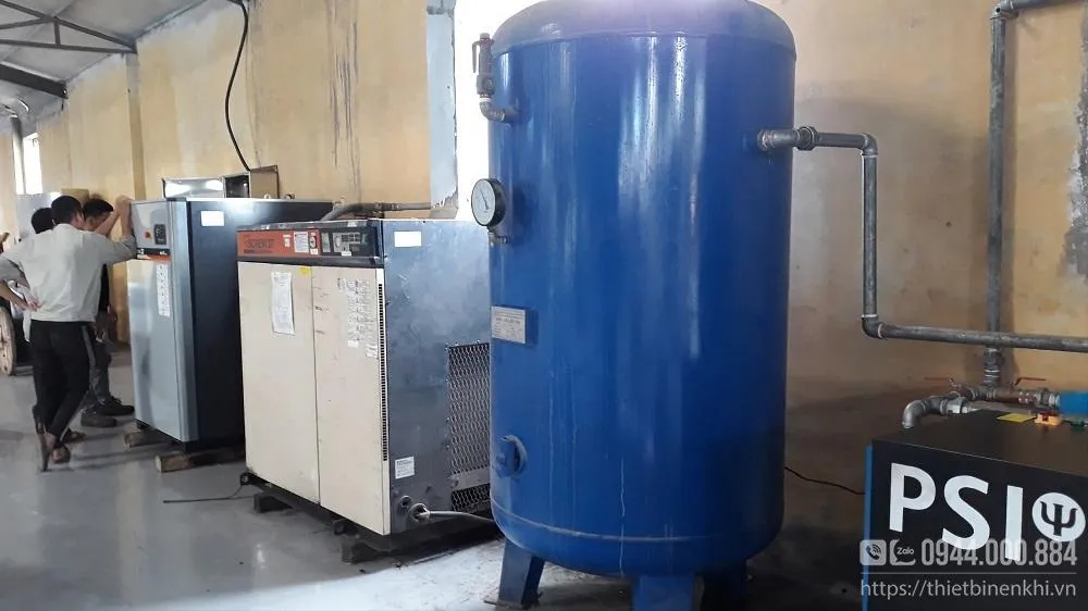 Kỹ thuật viên đang thực hiện bảo dưỡng máy nén khí trục vít tại trạm dịch vụ