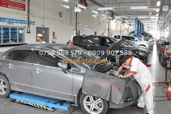 Kỹ thuật viên kiểm tra khoang động cơ trong quy trình bảo dưỡng định kỳ