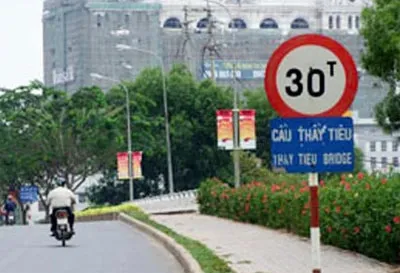 Biển báo cấm xe có trọng tải từ 30 tấn trở lên lưu thông trên cầu, đường