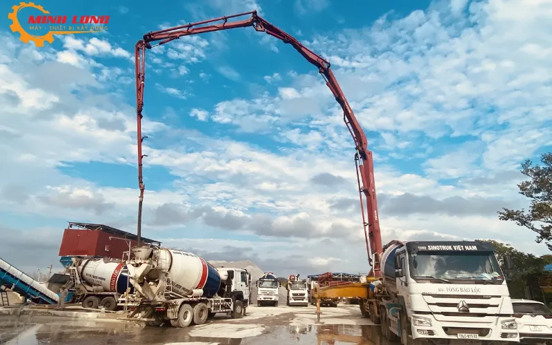 Xe bơm cần công suất lớn đang thực hiện đổ bê tông cho sàn dự án nhà phố cao tầng