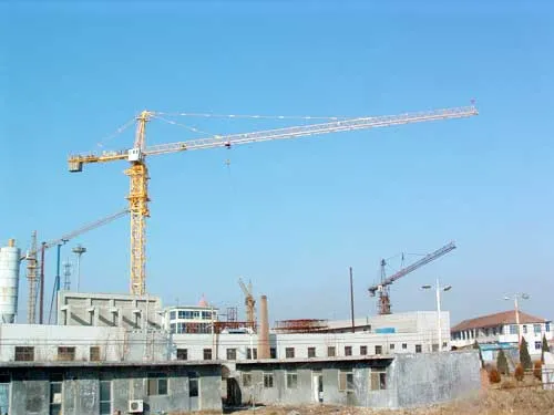 Ảnh cần trục tháp vận hành tại công trường