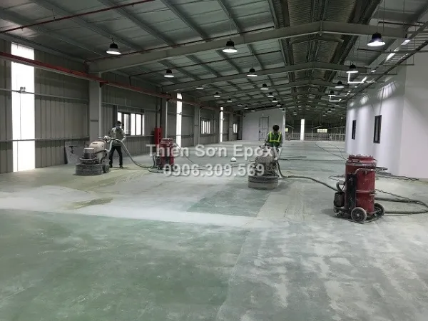 Công đoạn mài phá mặt bê tông tạo bóng