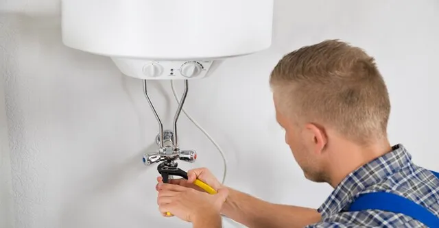 Kỹ thuật viên SANY kiểm tra hệ thống đấu nối khi sửa chữa bình nóng lạnh tại Hà Nội.