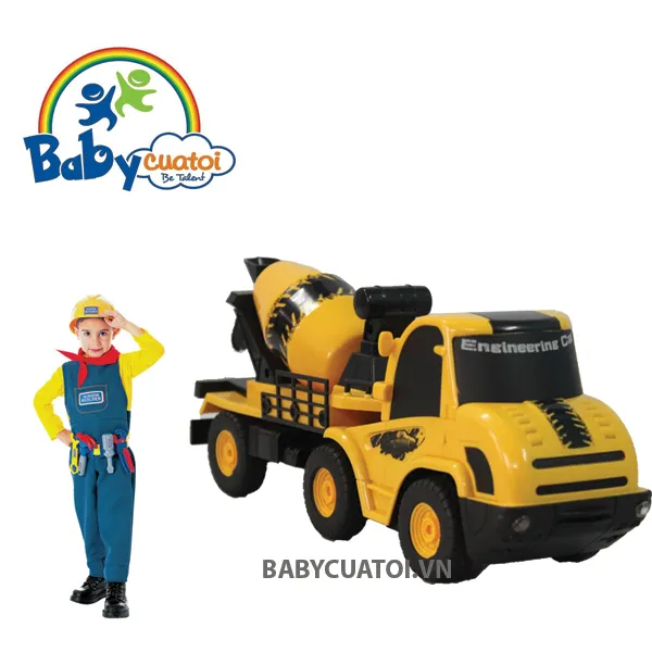 Bé trai đang hào hứng vận hành xe bơm bê tông đồ chơi điều khiển từ xa trong phòng khách