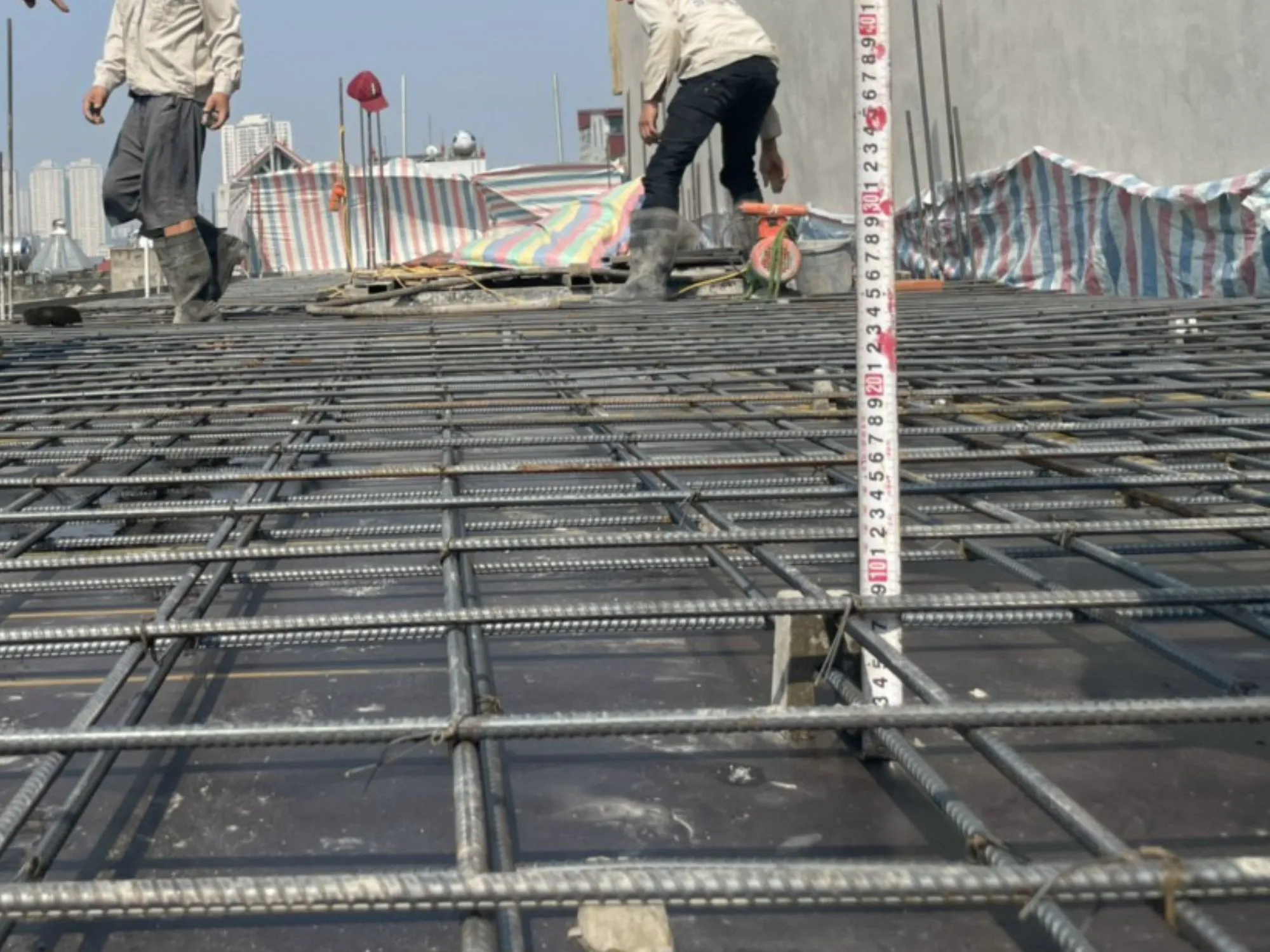 Kiểm tra cốp pha sàn trước khi đổ bê tông mái nhà