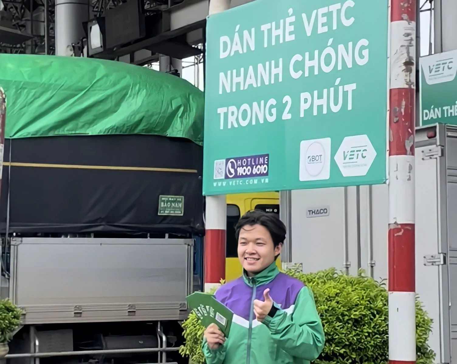 Nhân viên VETC hỗ trợ dán thẻ thu phí tự động trên cao tốc Pháp Vân