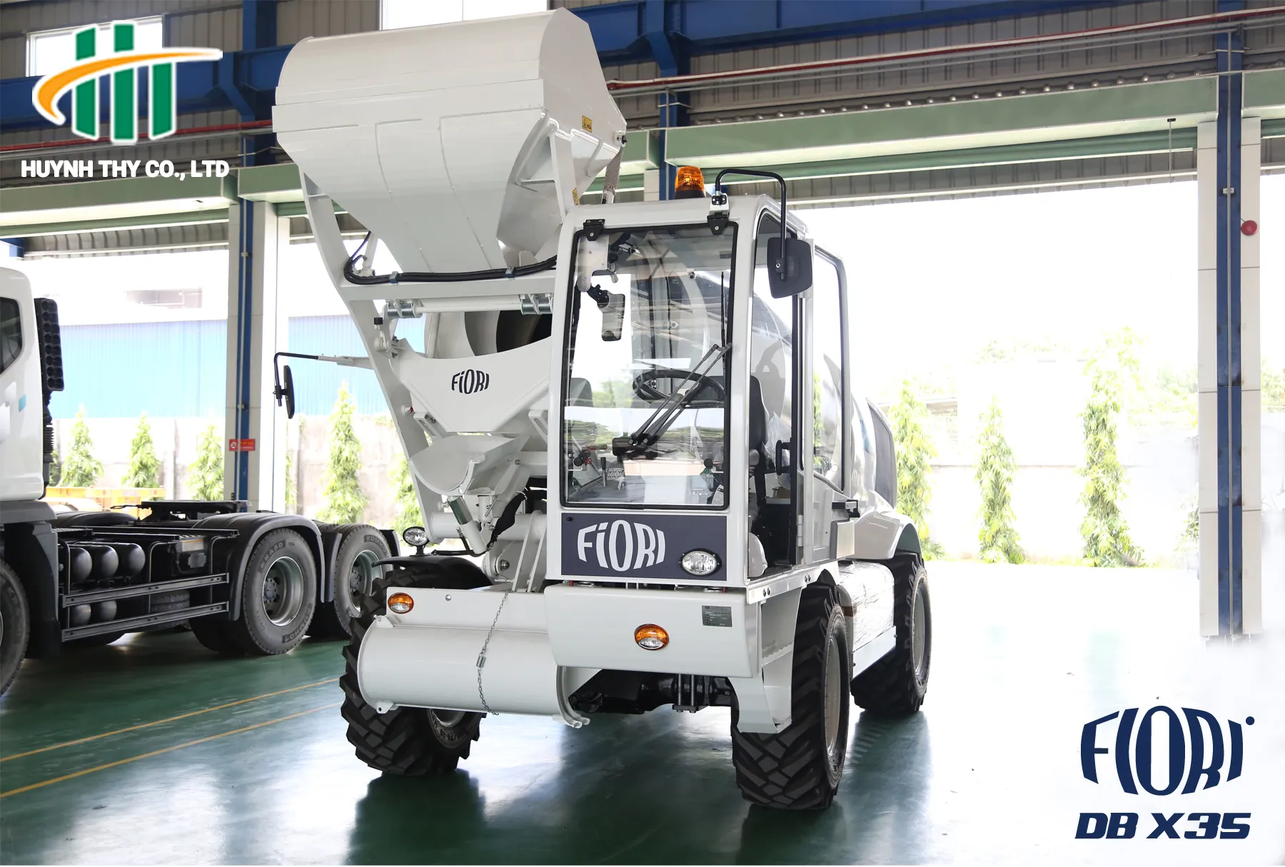 Máy trộn bê tông tự nạp liệu Fiori DB X35 đang vận hành trên công trường công nghiệp