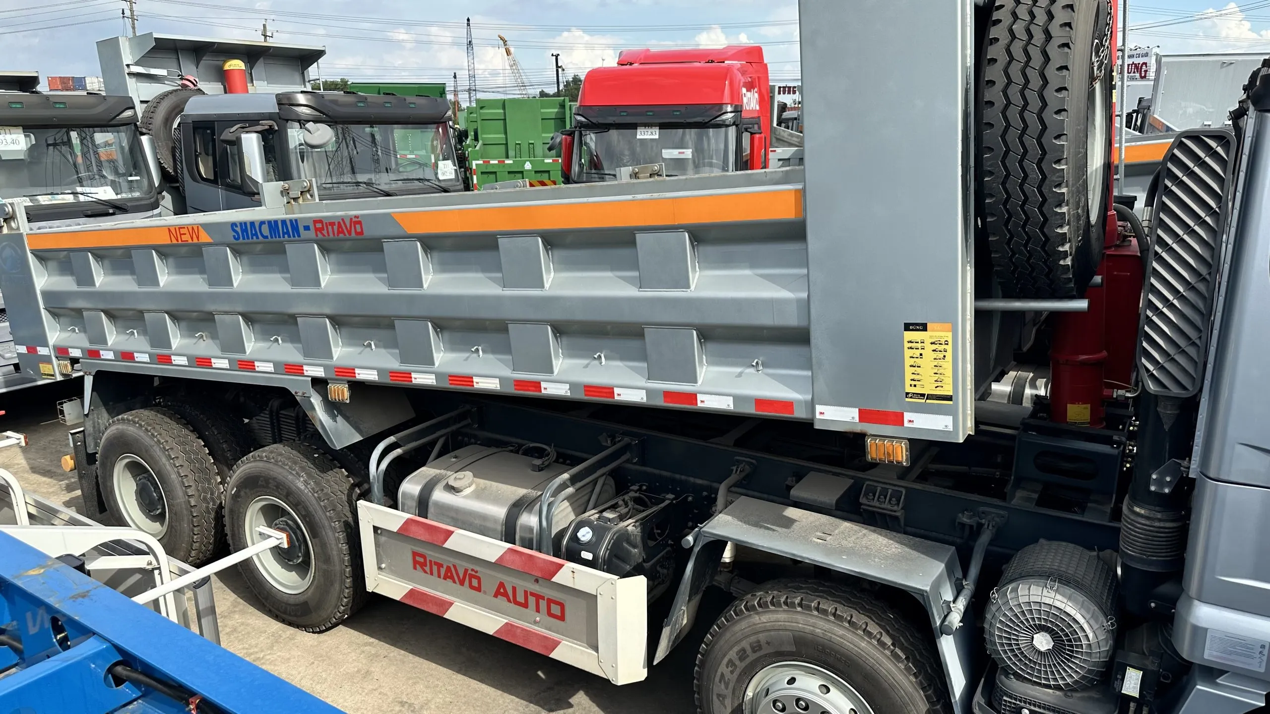 xe ben Shacman 4 chân tải trọng lớn tại công trường xây dựng 2026