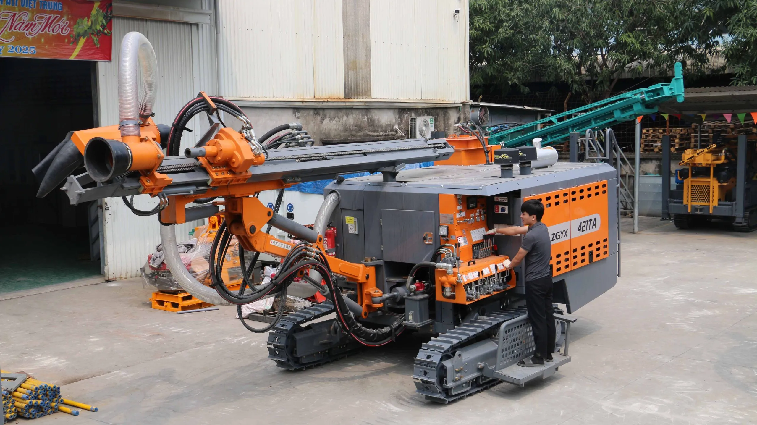 Máy khoan đá thủy lực vận hành tại khai trường khai thác đá