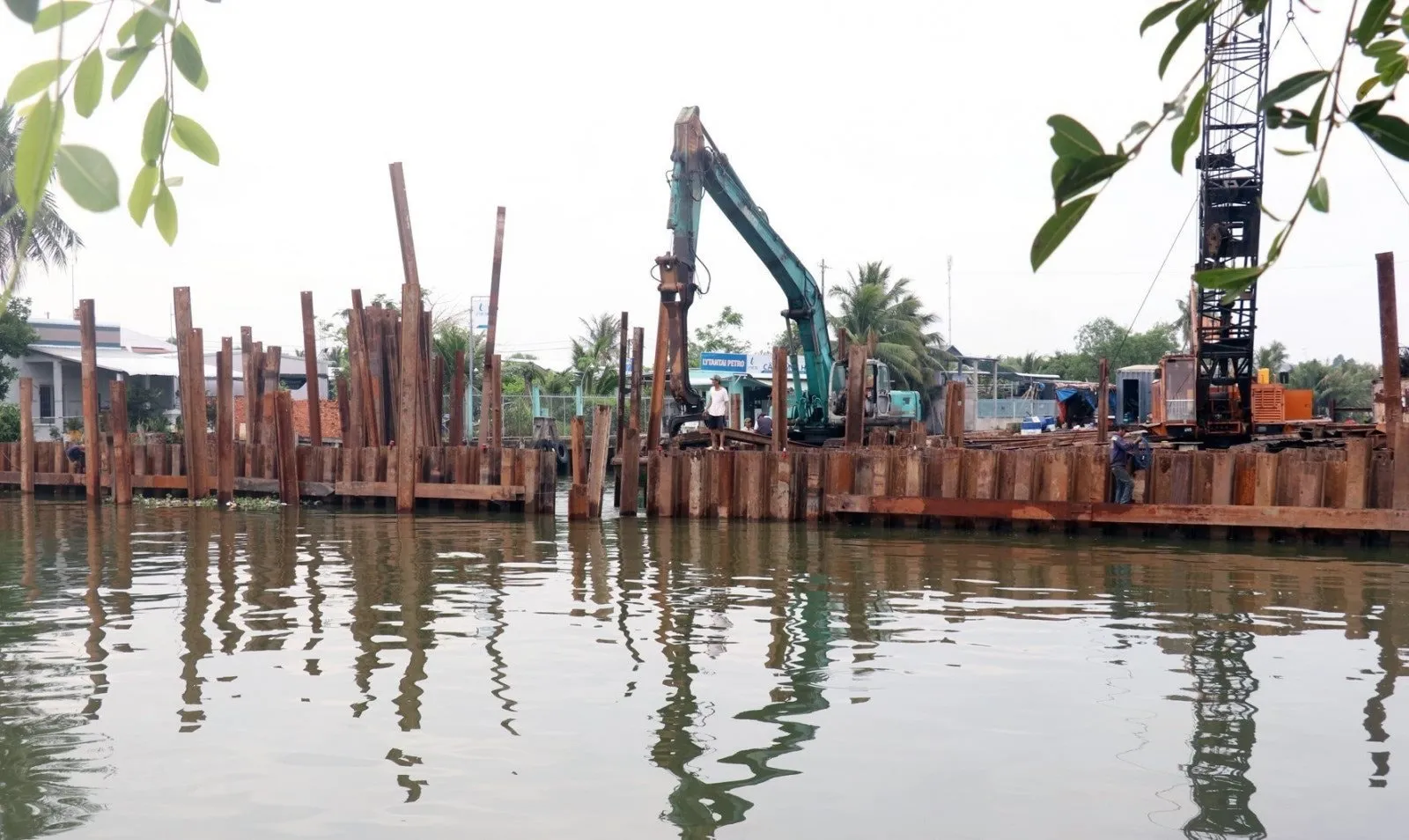 Việc khai thác quá mức, liên tục các mạch nước ngầm ở nhiều khu vực đã dẫn đến nguy cơ cạn kiệt tài nguyên nước ngầm