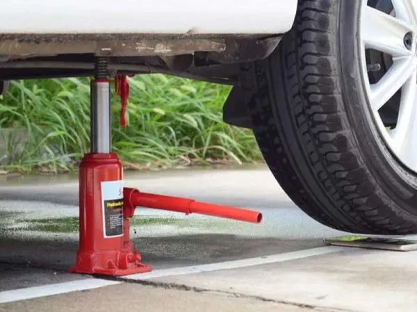 Sơ đồ cấu tạo kích thủy lực với 5 bộ phận chính: xi lanh, piston, bơm, bình dầu và van điều khiển