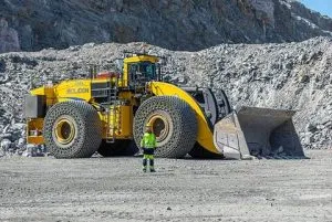 Máy xúc lật LeTourneau L-2350 khổng lồ tại mỏ lộ thiên