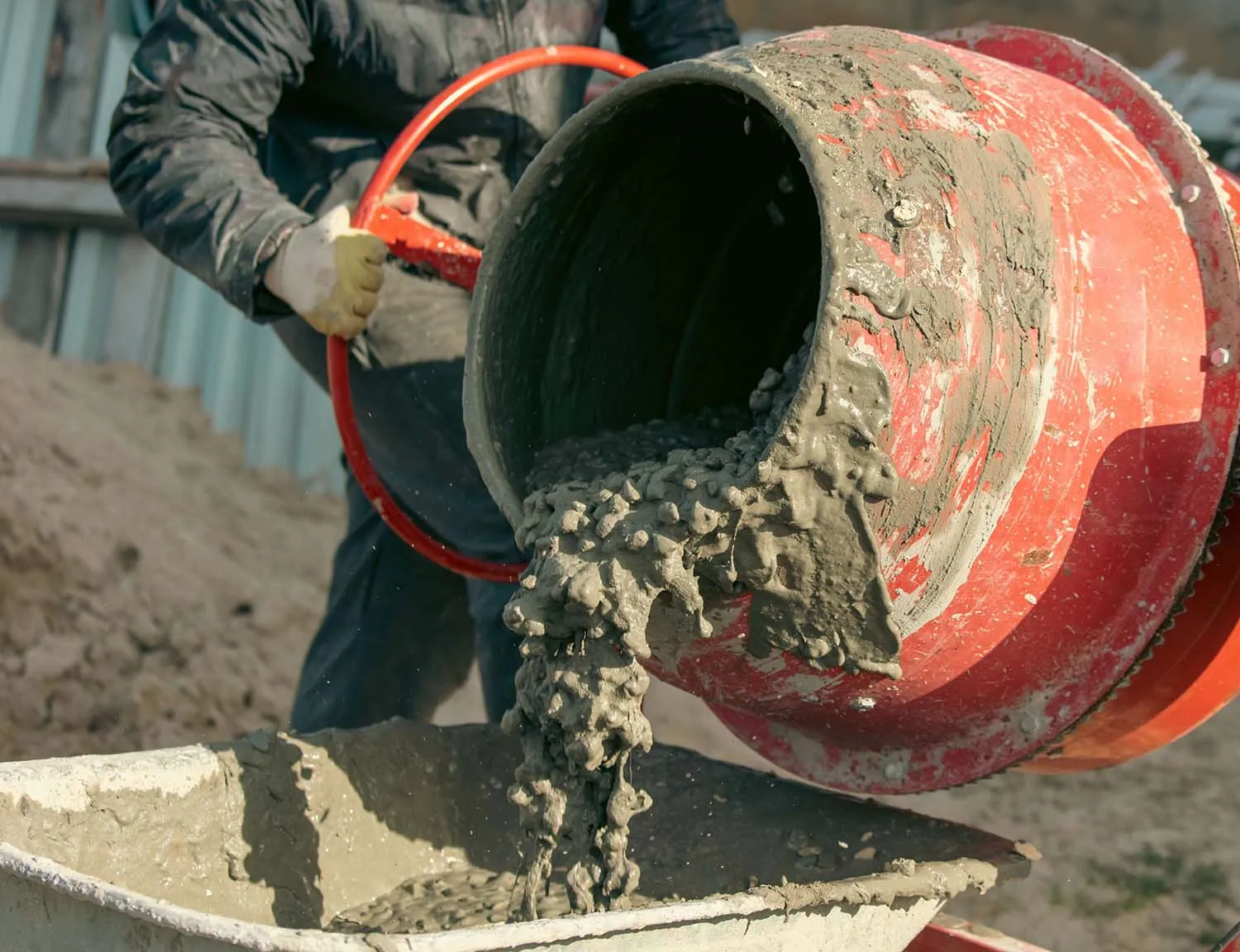 Kỹ thuật viên đang kiểm tra kỹ thuật máy trộn bê tông trước khi bàn giao cho khách hàng tại công trình