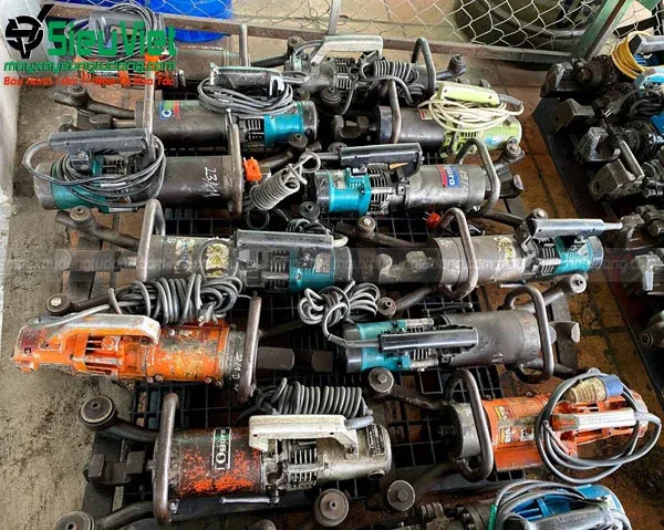 Máy uốn sắt thủy lực cầm tay cũ D32 Nhật Bản tại kho xưởng năm 2026