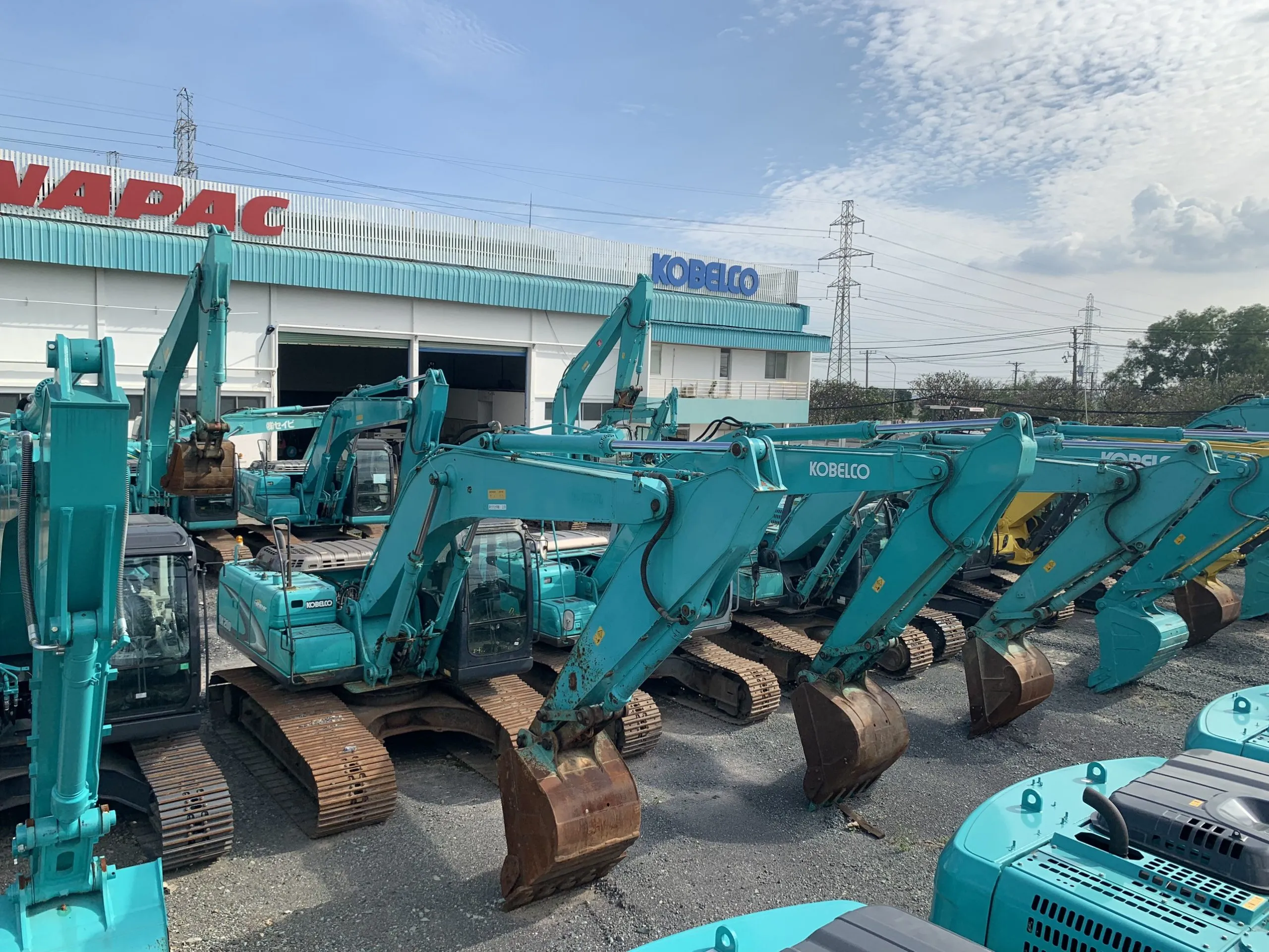 Máy xúc Kobelco SK200-10 tại công trường cao tốc Bắc-Nam