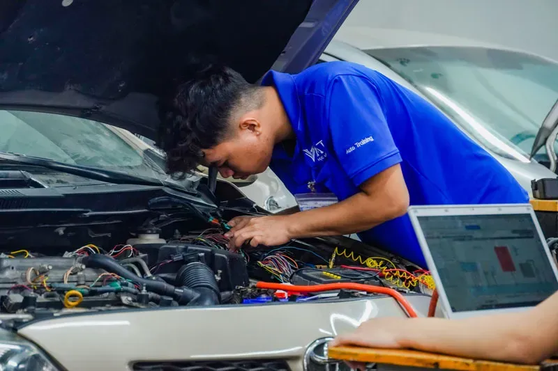 Kỹ thuật viên thực hiện kiểm tra hệ thống điện trên xe ô tô hiện đại năm 2026