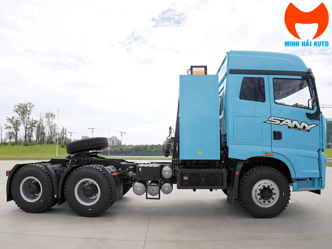 Ngoại thất xe đầu kéo điện Sany nhìn góc chéo phía trước