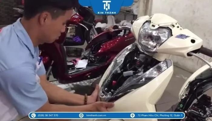 Kỹ thuật viên kiểm tra định kỳ để phát hiện sớm các hư hại và đề xuất thay thế phụ tùng xe Lead 125 kịp thời