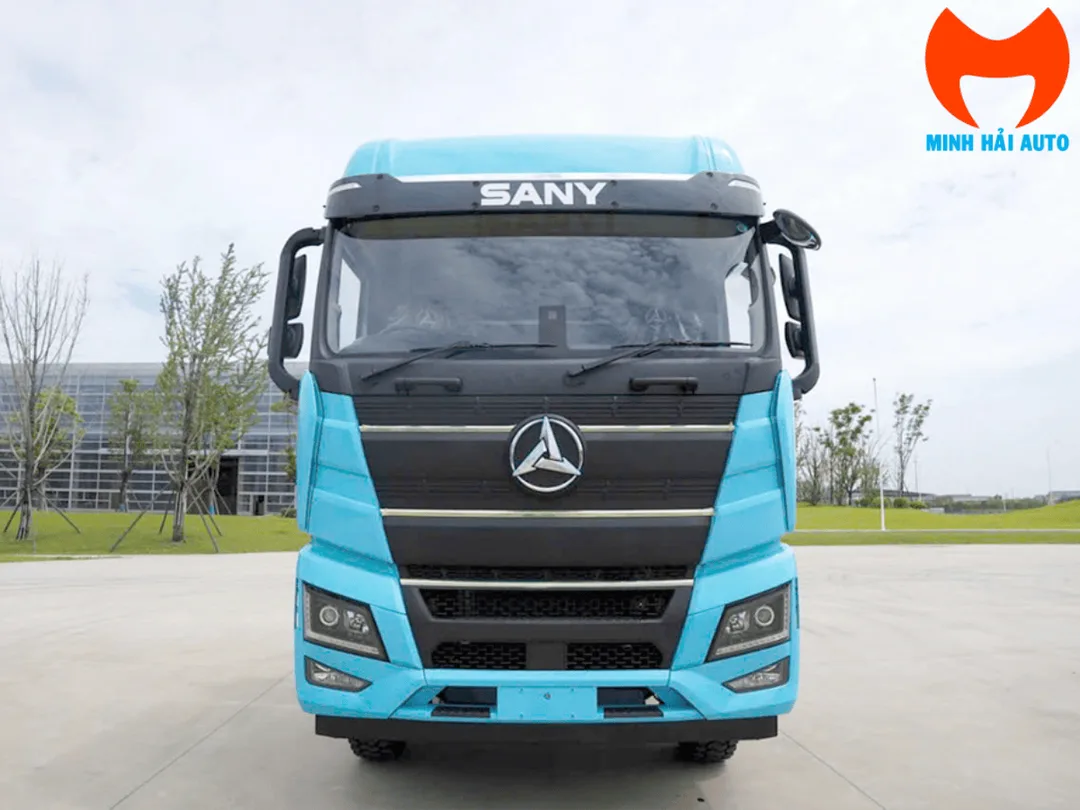 Nội thất cabin xe đầu kéo điện Sany với màn hình điều khiển hiện đại