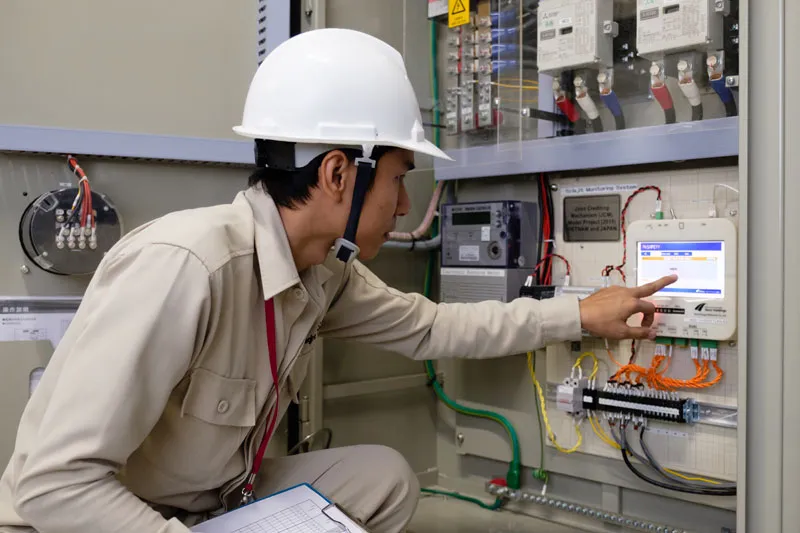 Kỹ thuật viên kiểm tra hệ thống điều khiển điện công nghiệp trên máy xúc SANY 2026