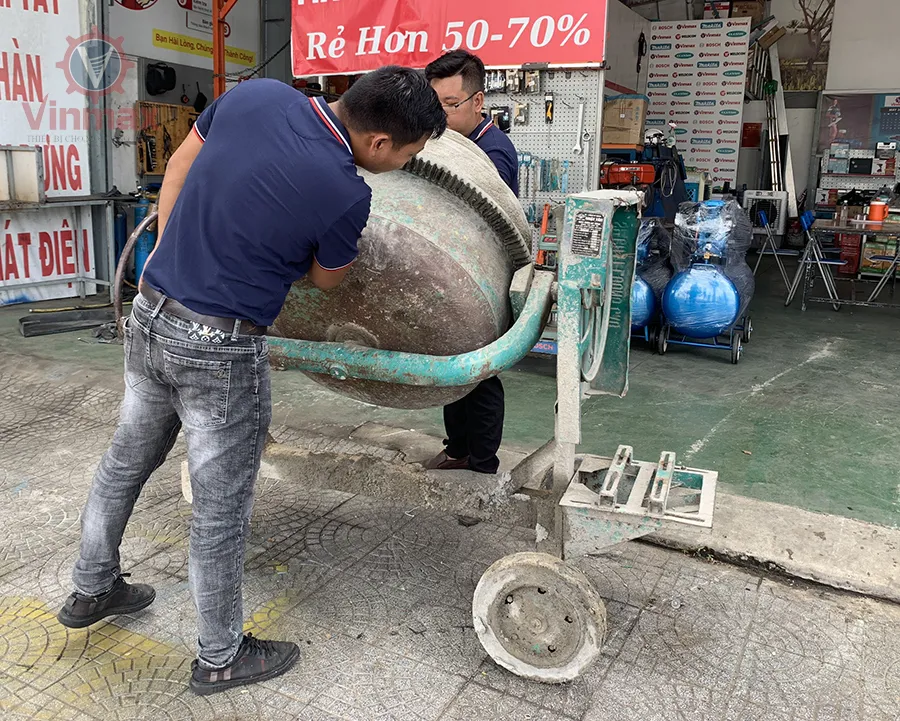 Kỹ thuật viên đang kiểm tra và thay thế vòng bi trục trung tâm cho máy trộn bê tông quả lê