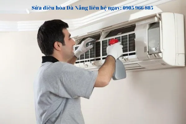 Kỹ thuật viên kiểm tra áp suất gas và dòng vận hành của máy lạnh tại Đà Nẵng