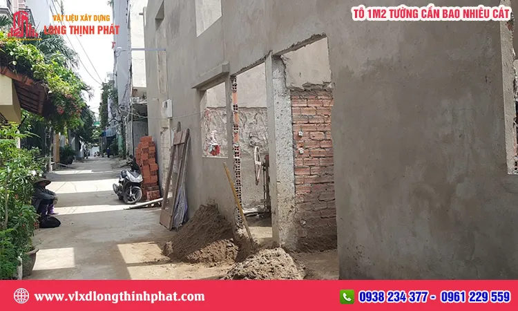 Quy trình thợ xây thực hiện kỹ thuật trát tường tại công trường dân dụng.