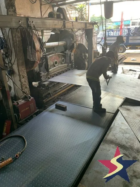 Tôn chống lầy máy xúc chịu tải trọng lớn tại công trường