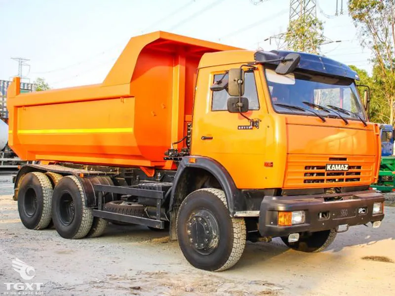 Xe ben Kamaz 3 chân 65115 tải trọng cao vận hành tại công trường xây dựng