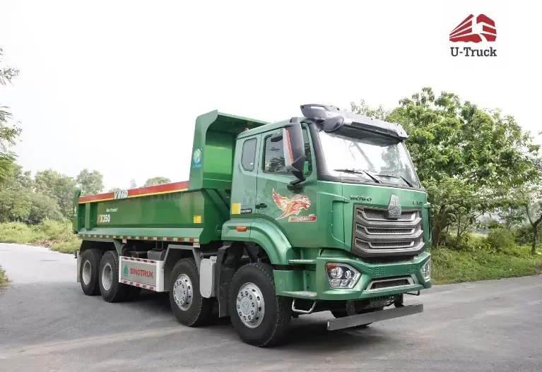 Xe ben đang thực hiện thao tác đổ vật liệu tại công trình giao thông