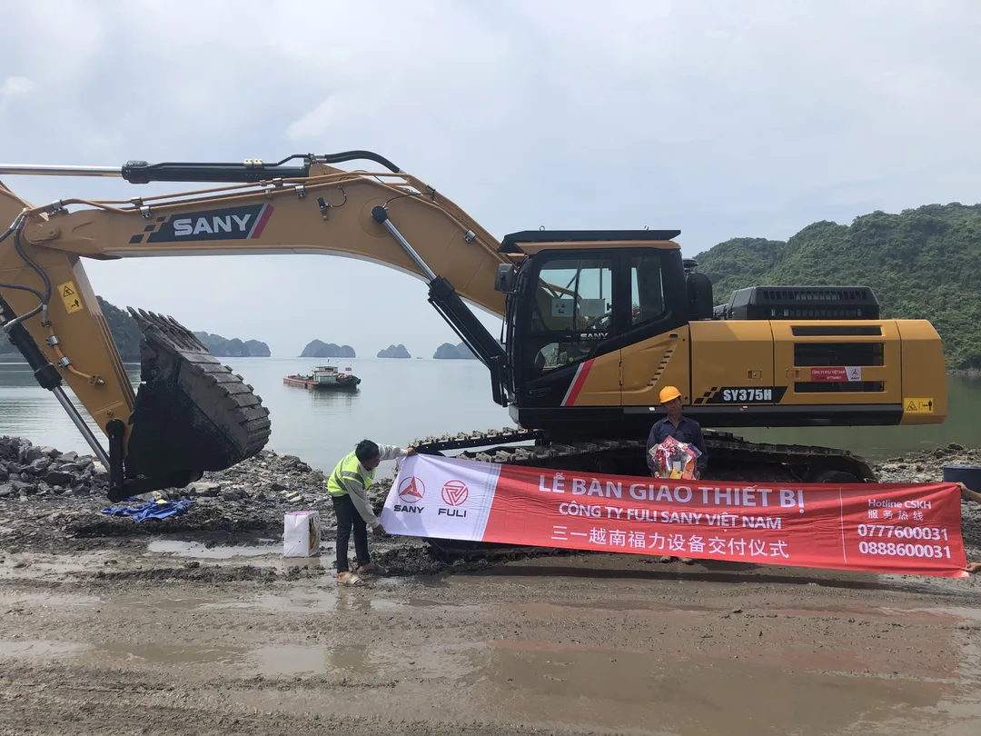 Xe đào Sany bàn giao cho khách hàng tại Việt Nam