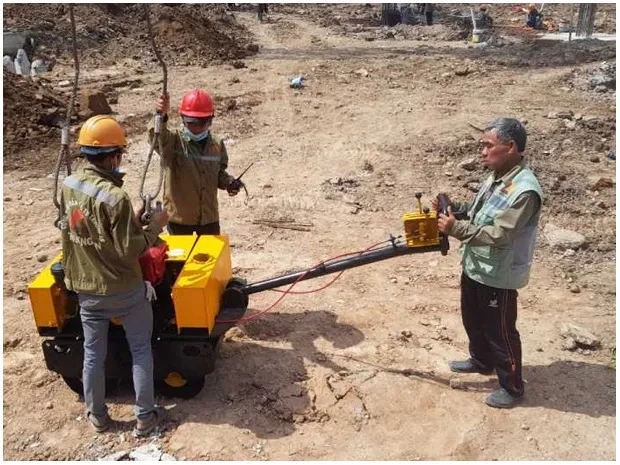 Xe lu dắt tay 500kg công tác tại hiện trường xây dựng dân dụng