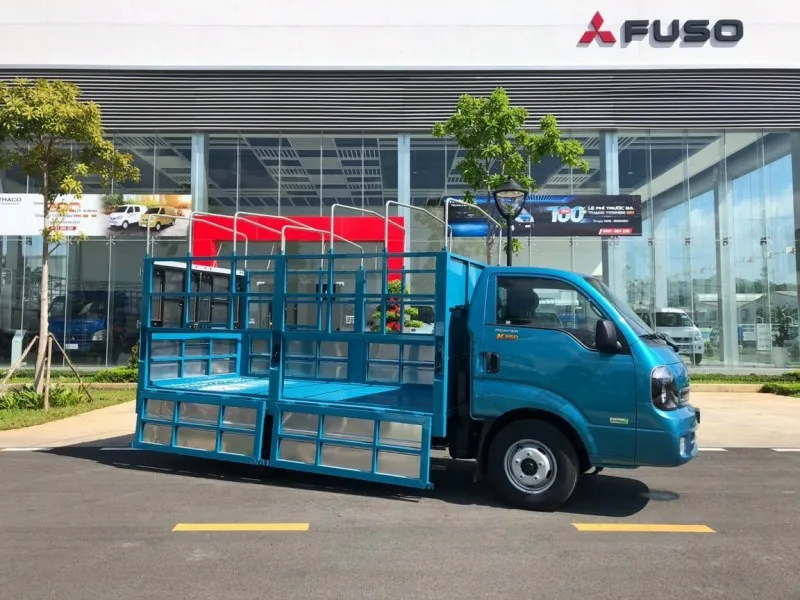 Ngoại thất xe tải Kia K250 2.4 tấn hiện đại trên đường phố Việt Nam