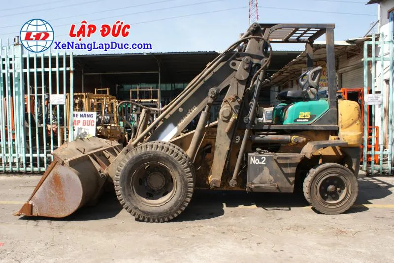 Xe Xúc Nâng KOMATSU SD25-6