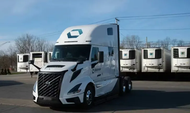 Mẫu xe đầu kéo Volvo VNL 860 thế hệ mới vận hành trên đường cao tốc