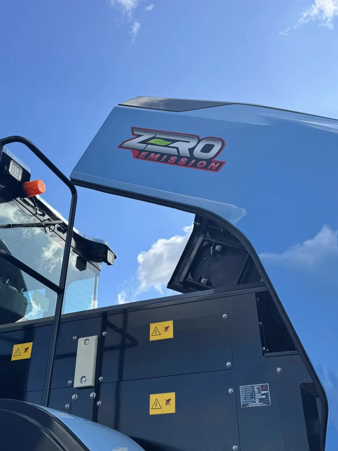 Xúc lật điện SANY nhìn từ phía sau và thân máy vận hành