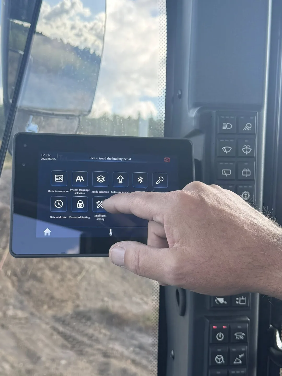 Xúc lật điện SANY thể hiện thiết kế thân xe và cụm bánh